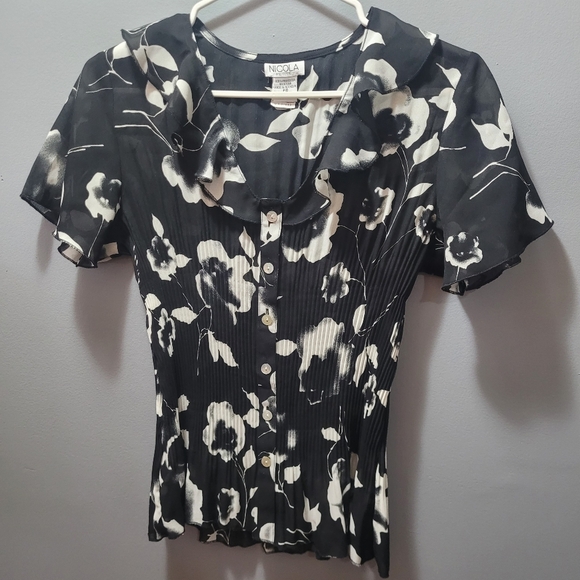 Nicola petites black w/white floral pattern top Size PS - Picture 2 of 5